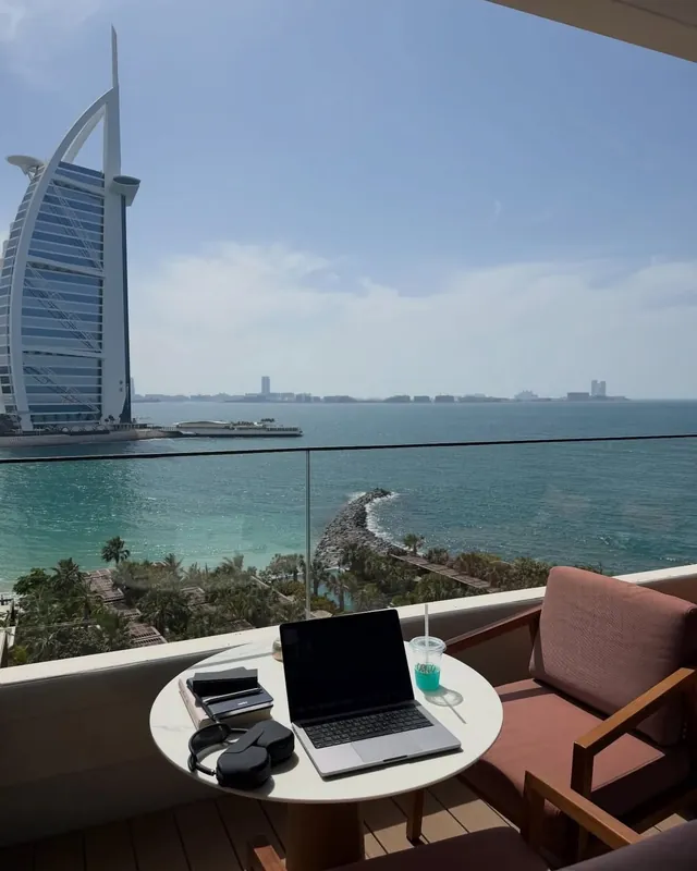 Arbeitsplatz mit Laptop und Blick auf das Burj Al Arab