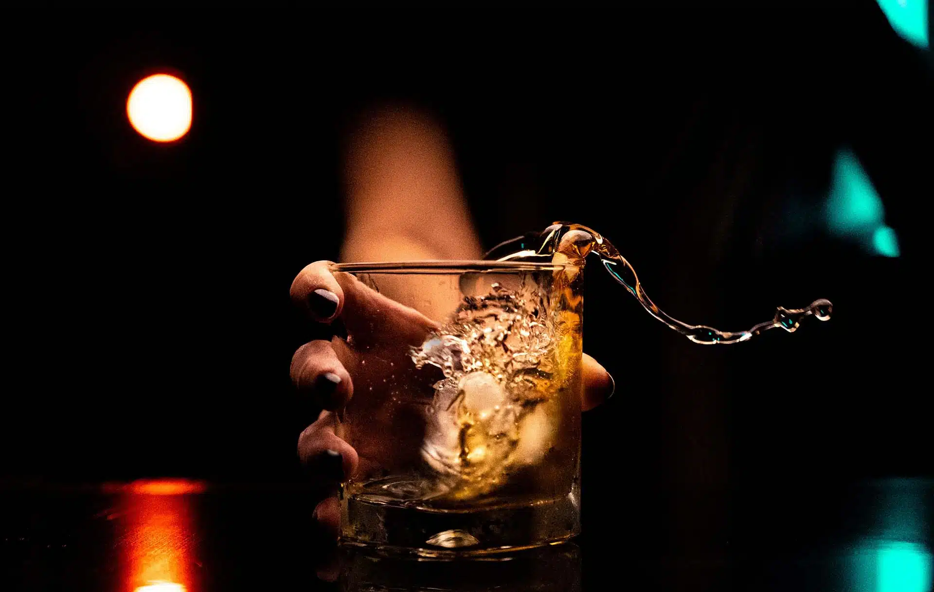 Glas mit Alkohol — Regeln für den Konsum in Dubai