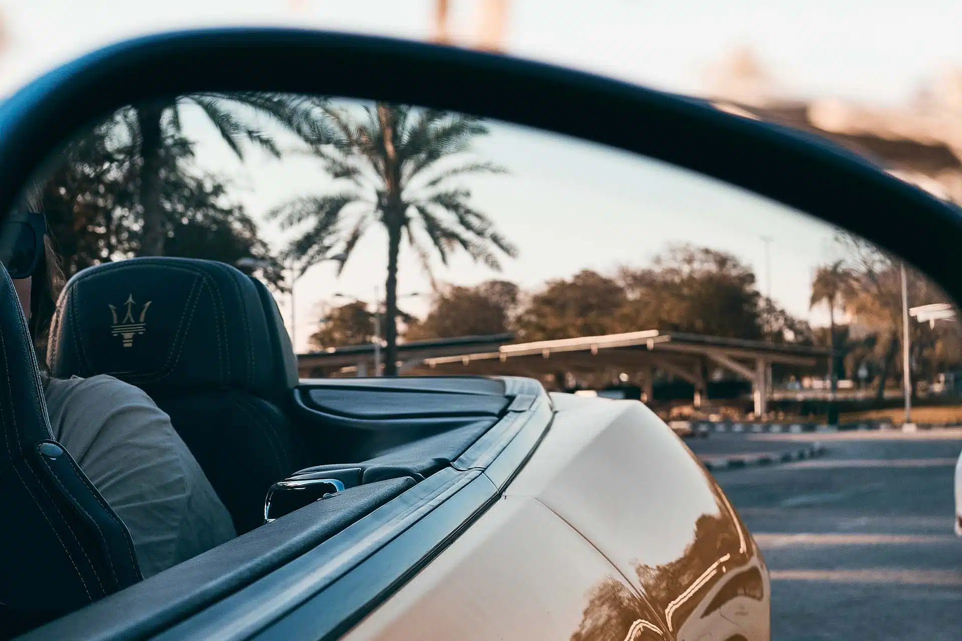 Sportwagen in Dubai — hohe Lebenshaltungskosten